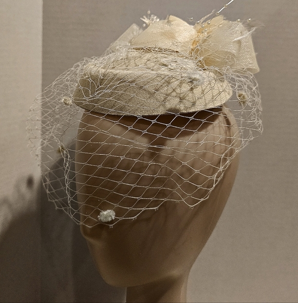 Elegant British Style Cream Pillbox Fascinator with Dotted Veil NWT